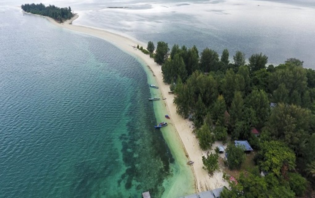 5 Pantai di Indonesia yang Tawarkan Sensasi Berjalan di Tengah Laut