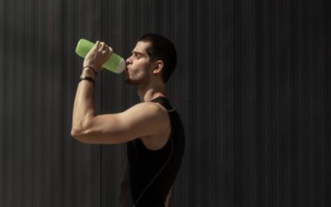 5 Aturan Minum Air Putih Saat Olahraga, Gak Boleh Sembarangan!