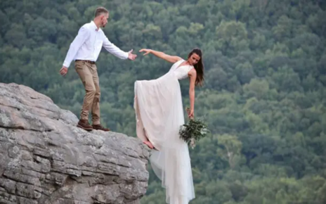 Aksi Berpose Ekstrem di Tepi Tebing Untuk Foto Pernikahan