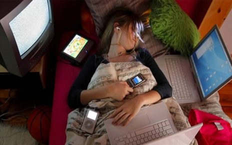 Bahayanya Tidur Dekat Dengan Handphone