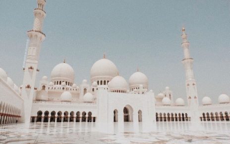 5 Masjid di Abu Dhabi yang Bikin Terpukau dengan Arsitekturnya