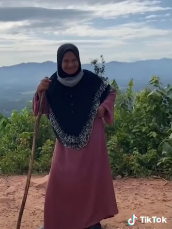 Aksi Seorang Nenek Hiking Pakai Gamis Sukses Curi Perhatian